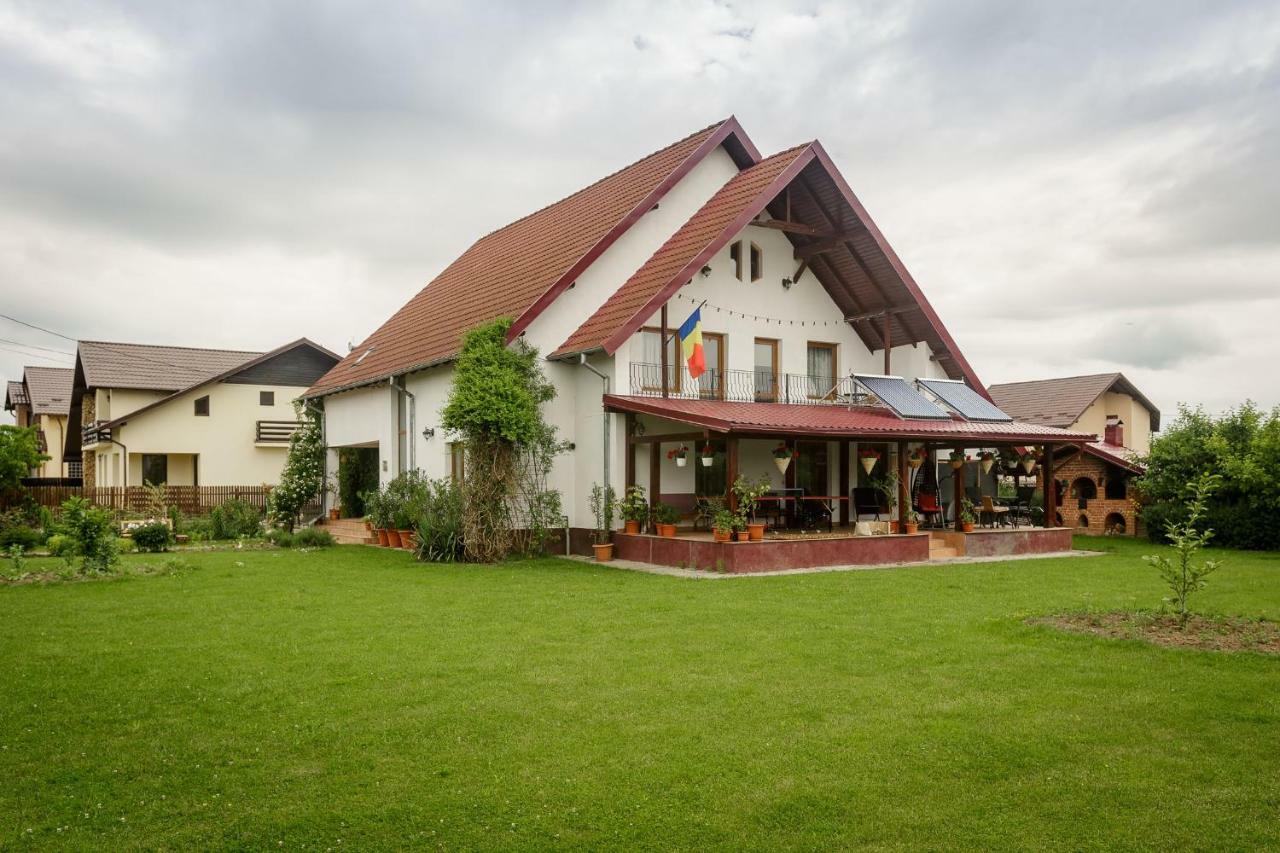 ホテルCasa Florilor Curtea de Argeş エクステリア 写真