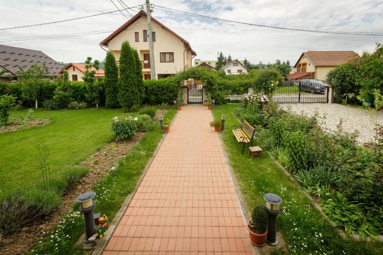 ホテルCasa Florilor Curtea de Argeş エクステリア 写真
