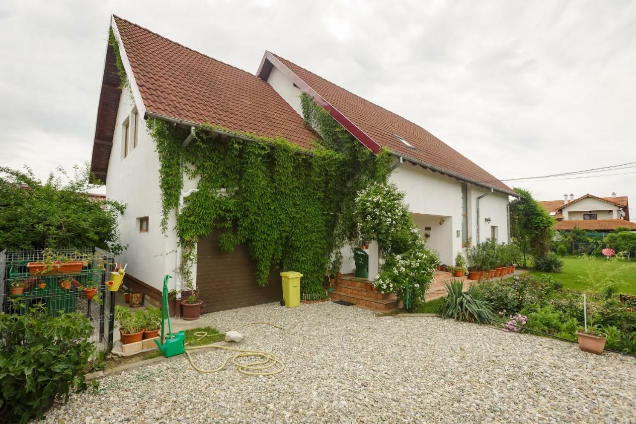 ホテルCasa Florilor Curtea de Argeş エクステリア 写真