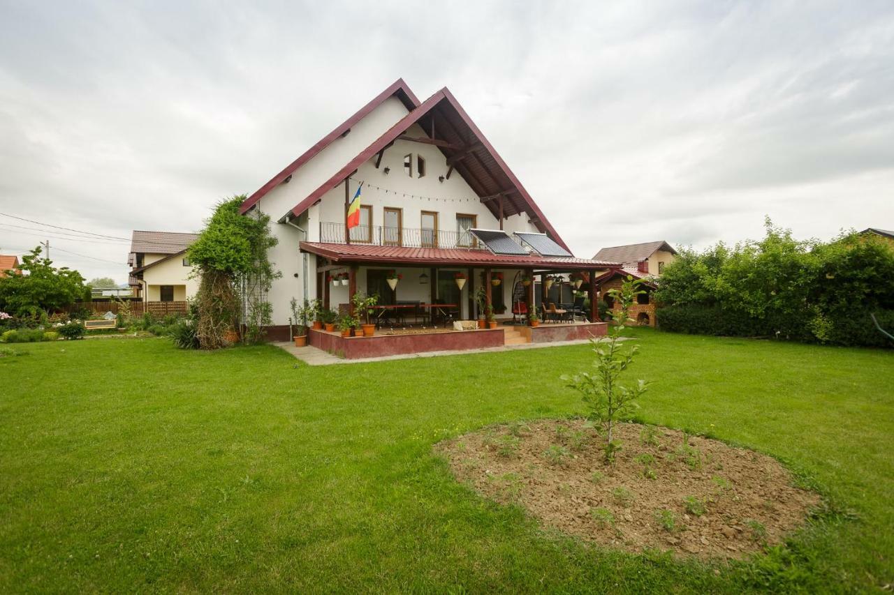 ホテルCasa Florilor Curtea de Argeş エクステリア 写真