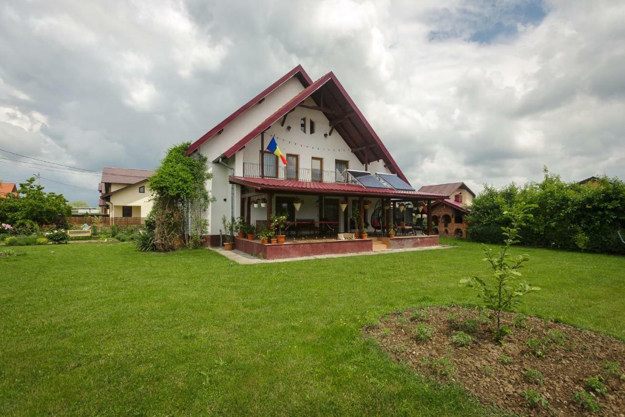 ホテルCasa Florilor Curtea de Argeş エクステリア 写真