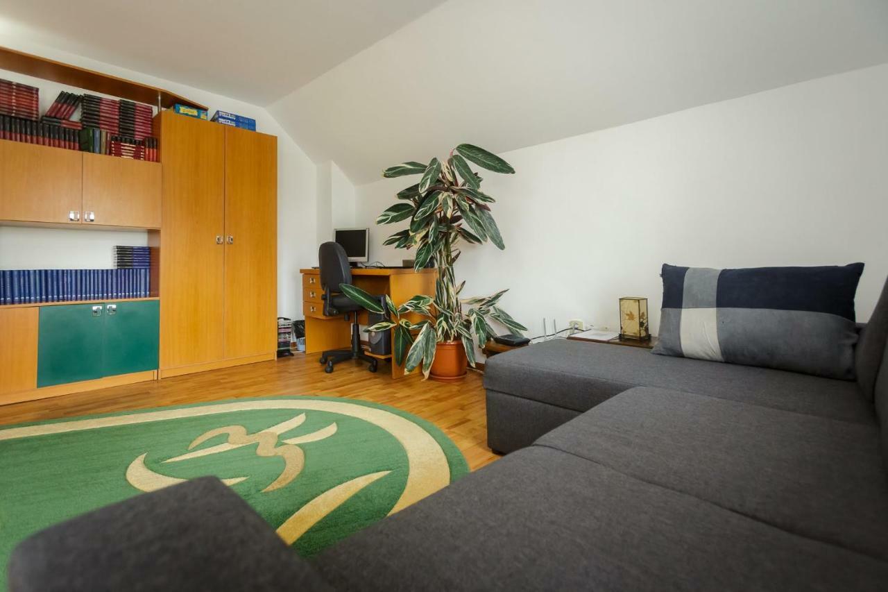 ホテルCasa Florilor Curtea de Argeş エクステリア 写真